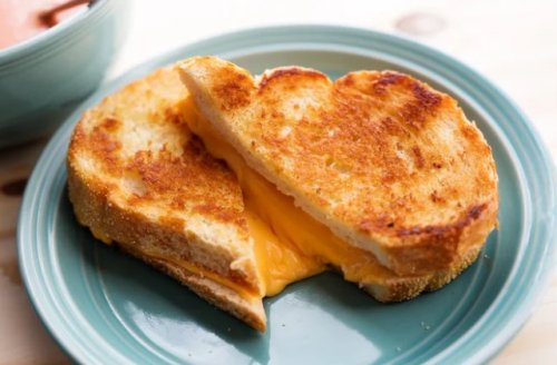 The Tasty Bread Swap You'll Want For Your Next Grilled Cheese