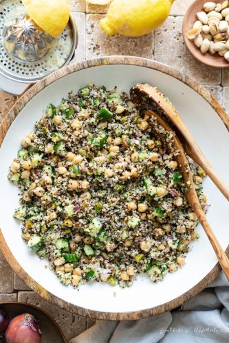 Schnelles Rezept sommerlicher Quinoa-Salat mit Zitronendressing (vegan)