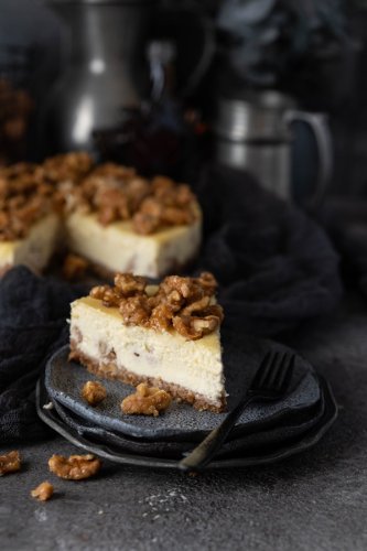 Einfaches Rezept für cremigen Walnuss Cheesecake mit Ahornsirup