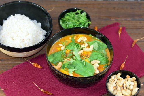 Kürbis-Curry mit Kokosmilch, Kichererbsen und Spinat