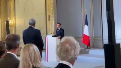 Bernard Hayot reçoit des mains d'Emmanuel Macron l'insigne de grand officier de la Légion d’honneur