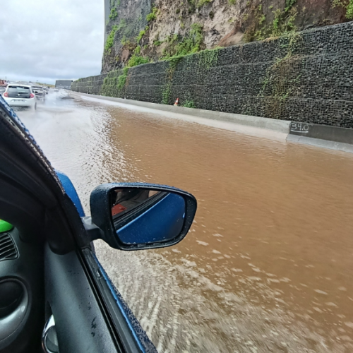 Une pluie battante provoque des embouteillages sur la NRL